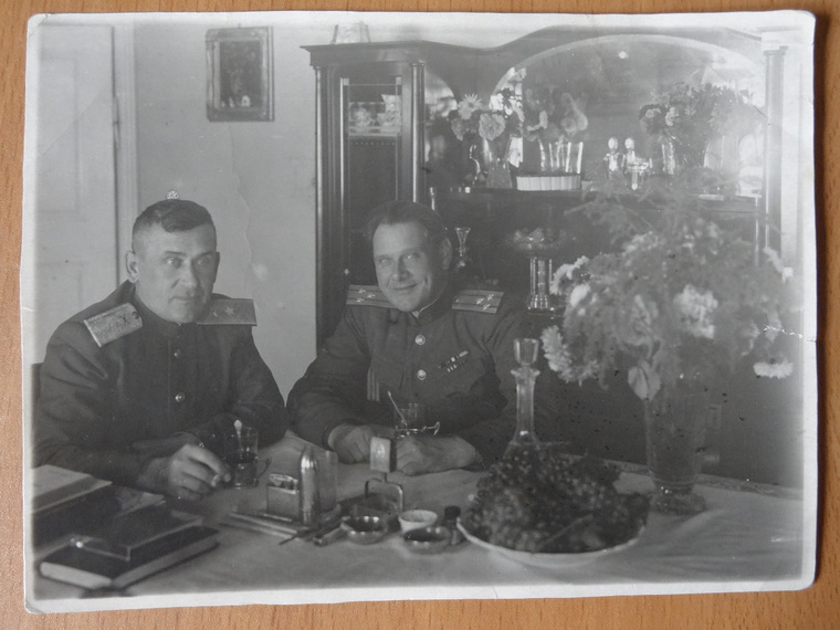 Генерал Павлов (слева) с заместителем