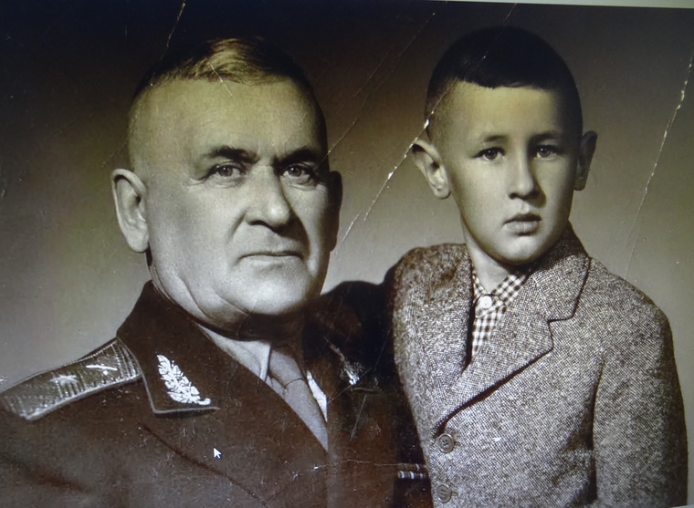 Генерал Павлов с внуком