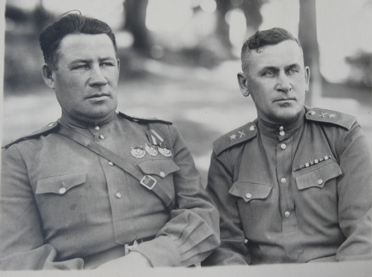 Генерал Павлов (справа) и его начальник штаба