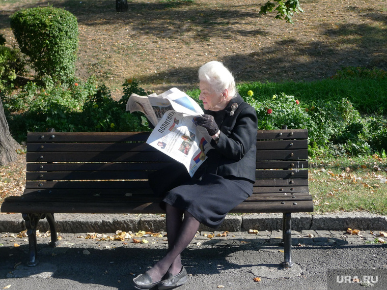 Открытая лицензия от 09.09.2016. Пенсионеры, пенсионерка, скамейка, старушка, пожилая женщина, читает газету, бабушка