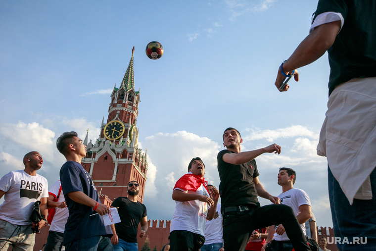 Футбольные болельщики в Москве, футбол, спасская башня, стритбол, красная площадь, чемпионат мира 2018