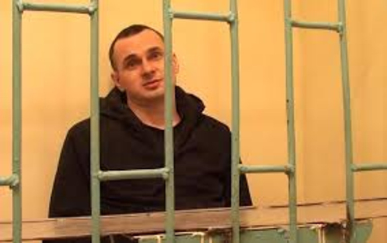 Олег Сенцов (на фото), осужденный на 20 лет строгого режима за терроризм,
содержится на «красной» зоне — порядки здесь устраивает администрация колонии