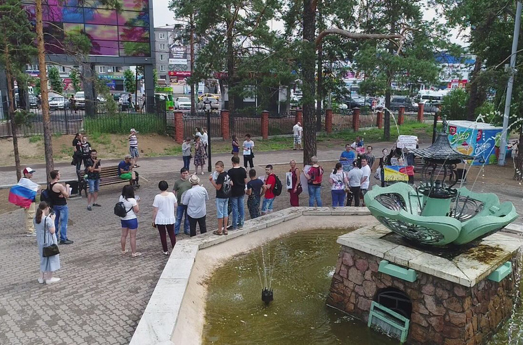 Судя по фото, в Улан-Удэ (Республика Бурятия) на митинг пришли всего 20 человек