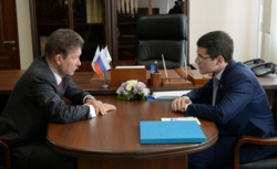 Алексей Миллер (слева) и Дмитрий Артюхов провели встречу на Ямале