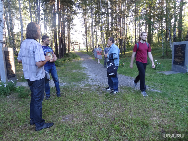 Посетители Поросенков Лог во время крестного хода