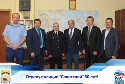 Михаил Буренков (третий справа) видит спикером райсовета своего зятя Алексея Локоцкова (справа)