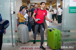 Прилет первой организованной группы болельщиков из Каира в Екатеринбург, аэропорт, чемоданы, туристы, зона таможенного контроля