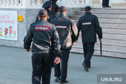 Несанкционированное шествие сторонников Навального у кинотеатра Россия. Курган, полиция
