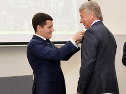 За вклад в развитие округа Леонид Михельсон (справа) получил от губернатора Дмитрия Артюхова медаль «За сохранение Арктики»