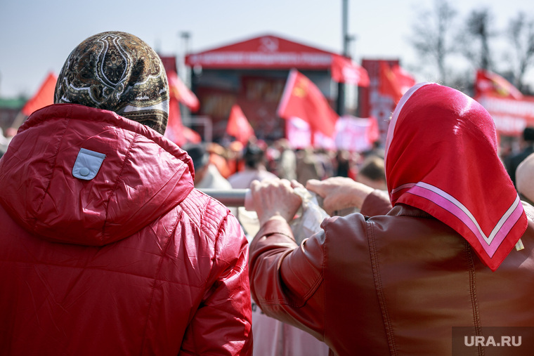 Первомайская демонстрация в Москве на Красной площади. Москва, старушки, пенсионерки, кпрф, коммунисты