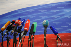 Государственная Дума. Москва, микрофоны, флаг россии, телевидение, пресс-конференция