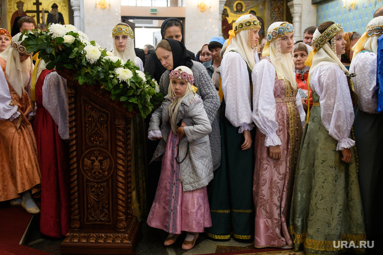 Мощи святителя Спиридона Тримифунтского в Храме на крови. Екатеринбург, народный костюм, девушки, очередь