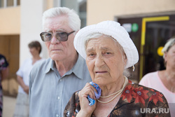 Митинг КПРФ против действующей власти и пенсионной реформы. Курган, пенсионеры, бабушка с платочком