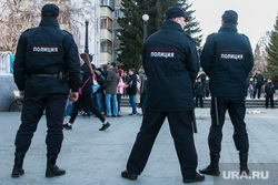 Несанкционированное шествие сторонников Навального у кинотеатра Россия. Курган, оцепление, полиция