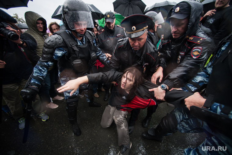 Несанкционированная акция против изменения пенсионной системы в Екатеринбурге, омон, митинг, полиция, задержание, несанкционированный митинг, акция против пенсионной реформы