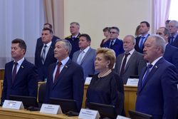 Депутаты слушают гимн России, до вопроса дня остается примерно полтора часа