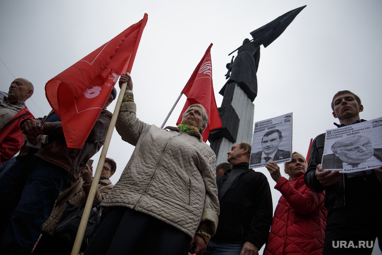 Митинг против повышения пенсионного возраста. Пермь, пенсионерка, пенсионер, флаги