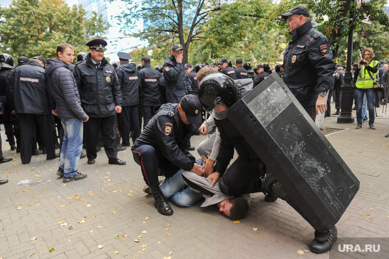 Несанкционированный митинг сторонников Навального против пенсионной реформы. Челябинск, арест, щит, задержание, омон