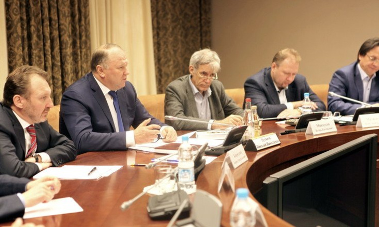 Это единственное фото с закрытой встречи Цуканова с политологами