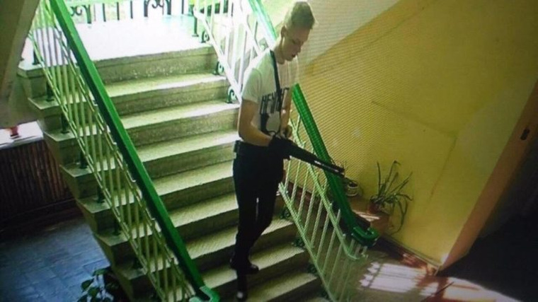 После стрельбы в Керчи в соцсетях разгорелись дискуссии о том, насколько просто было 18-летнему Владиславу Рослякову получить разрешение на оружие и купить ружье