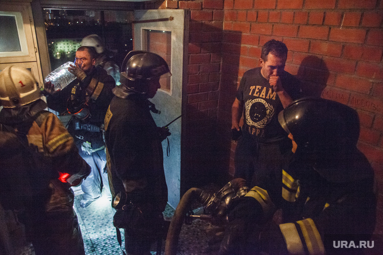 Пожар в 16-этажном доме на улице Таежной. Екатеринбург, мчс россии, пожарные