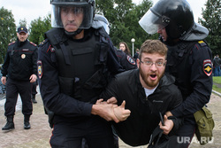 Задержания участников митинга против пенсионной реформы в Екатеринбурге, акция протеста, полиция, задержание, верников максим