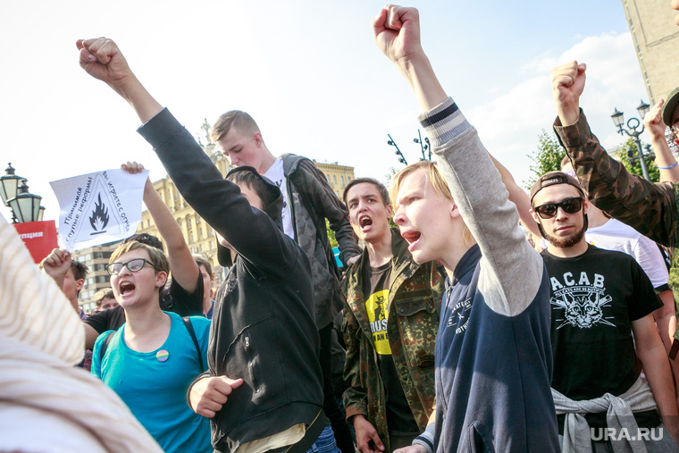 Митинг оппозиции против пенсионной реформы. Москва, протестующие, митинг, протест, протестующая молодежь