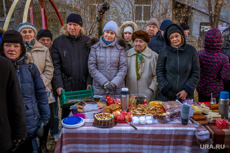 Пикник жильцов дома Карла Либкнехта, 40. Екатеринбург, накрытый стол