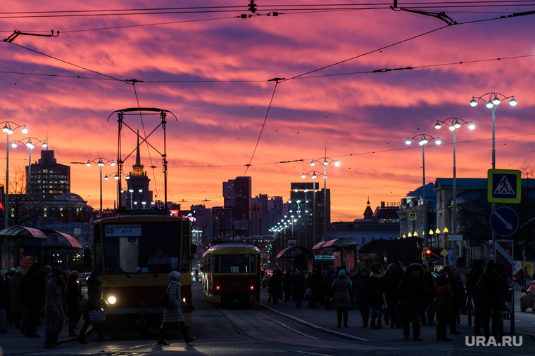 Виды Екатеринбурга, трамвайная остановка, общественный транспорт, город екатеринбург, проспект ленина, закат, огни города, трамвай