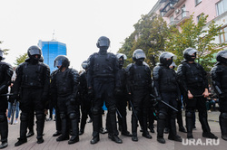 Несанкционированный митинг сторонников Навального против пенсионной реформы. Челябинск, омон, полиция, оцепление, люди в черном