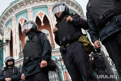 Задержания участников митинга против пенсионной реформы в Екатеринбурге, дом севастьянова, беспорядки, безопасность, полиция, охрана правопорядка, усиление мер безопасности, оцепление