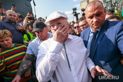 Митинг против пенсионной реформы сторонников Алексея Навального в Москве. Москва, жириновский владимир, держится за нос, толпа