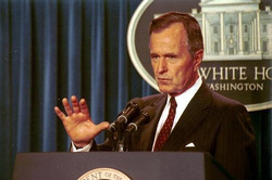 Джордж Буш-старший выступал за достаточно агрессивную военизированную политику США на международной арене