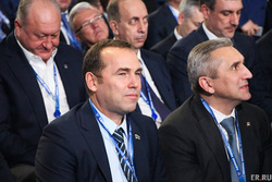 На съезде Вадим Шумков (в центре) сидел рядом с тюменским губернатором Александром Моором