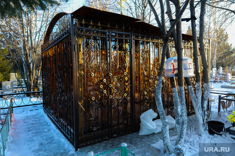 Могила Святого Славика на Чебаркульском городском кладбище. Челябинская область, кладбище, могила святого славика