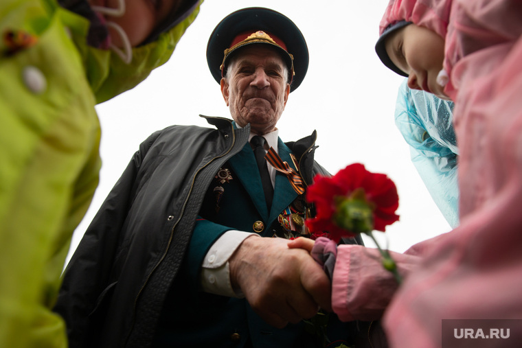 Акция памяти "Бессмертный полк". Екатеринбург, поздравление ветерана, ветеран войны, дети