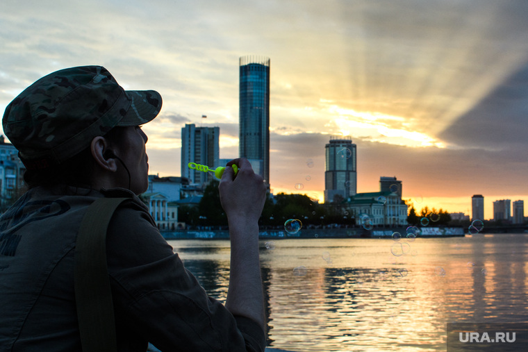 Виды Екатеринбурга, мыльные пузыри, городской пруд, город екатеринбург, закат, вечер