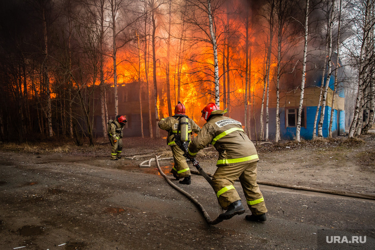 Пожар в расселенном доме, в поселке Солнечный. Сургут, пожарные, пожар, огонь, мчс