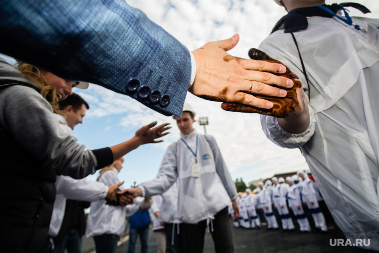 День работников нефтяной и газовой промышленности. Сургут, рукопожатие, ладонь, рука в нефти