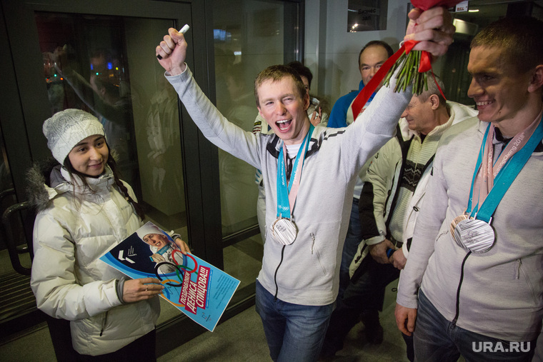Встреча олимпийских медалистов Дениса Спицова и Александра Большунова в аэропорту, Тюмень, олимпийские медали, Спицов Денис, Большунов Александр