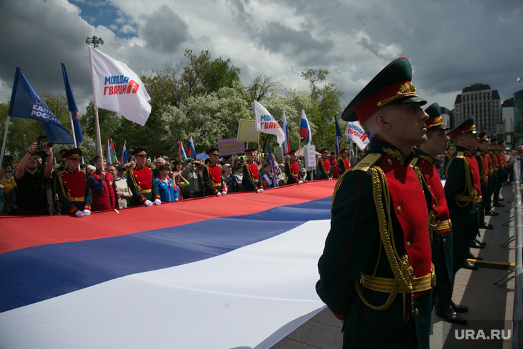 Празднование Дня России, Тюмень, курсанты, флаг России, праздник