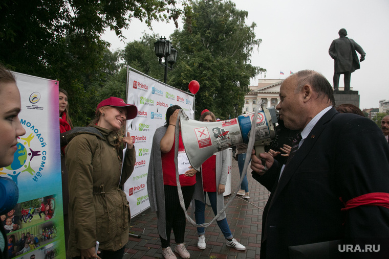 Митинг против пенсионной реформы, Тюмень, памятник Ленину, мегафон, громкоговоритель, Черепанов, коммунисты