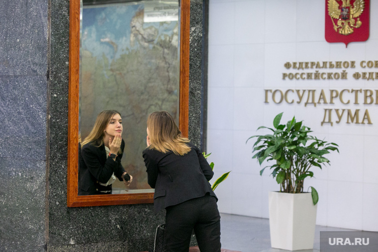 Государственная Дума РФ. Москва, зеркало, госдума, отражение, девушка, государственная дума