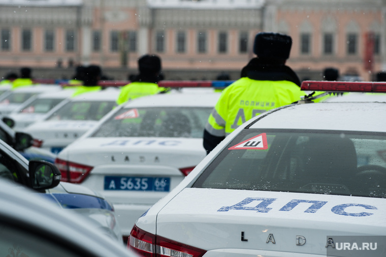 Вручение свердловским полицейским ключей от новых автомобилей. Екатеринбург , машина дпс, машины, лада, lada, полиция, правоохранительные органы, гибдд, дпс, автомобили