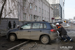 Прорыв горячей воды на улице Крылова. Екатеринбург, автомобиль, обочина, парковка на газоне, толкает автомобиль
