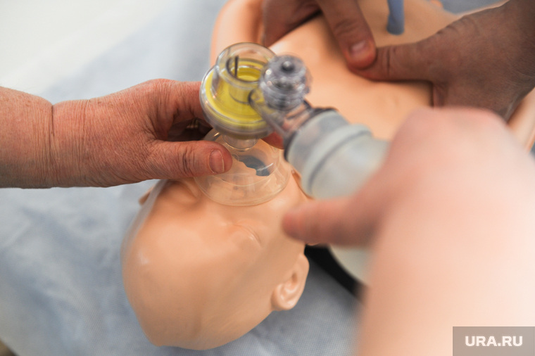 Тренинг врачей первичной реанимационной помощи новорожденным. Копейск, Челябинская область, ребенок, медицина, искусственное дыхание, симулятор, больница, реанимация, роддом, новорожденный, вентиляция легких