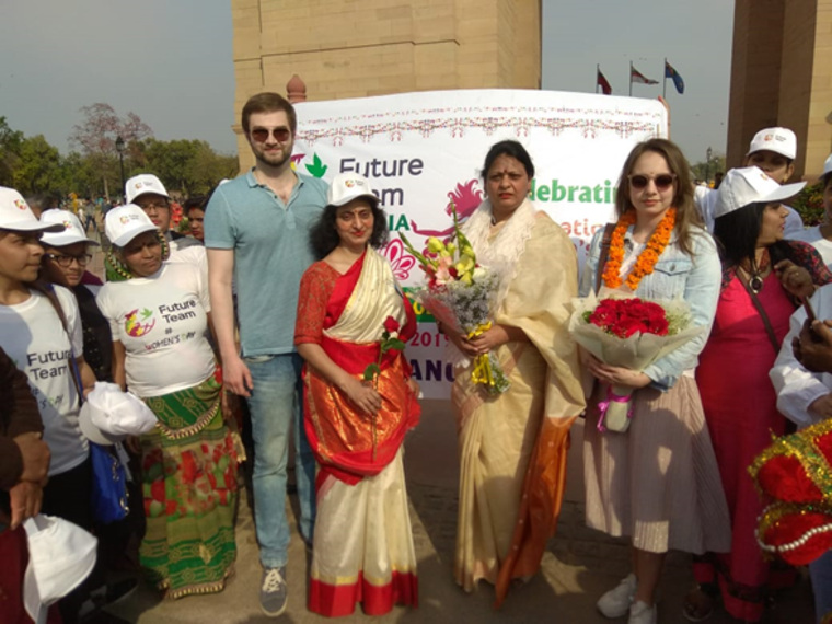 В Индии команда Future Team подарила дамам цветы