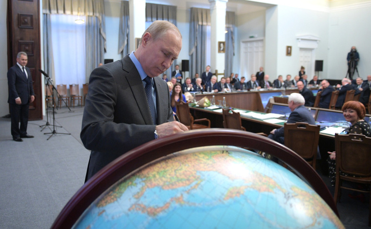 После заседания Российского географического общества президент России Владимир Путин принял участие в проекте «Глобус российского первенства»