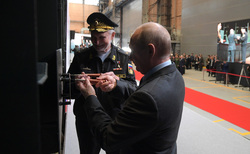 Президент вместе с ветераном ВМФ и Героем России Всеволодом Хмыровым установил закладную доску на одном из фрегатов