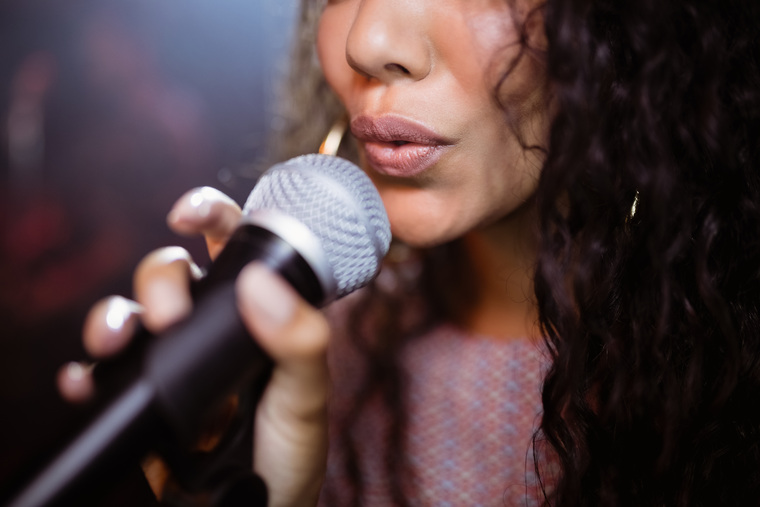 Клипарт depositphotos.com, микрофон, караоке, петь в микрофон, петь песни, поющий человек, поющая девушка